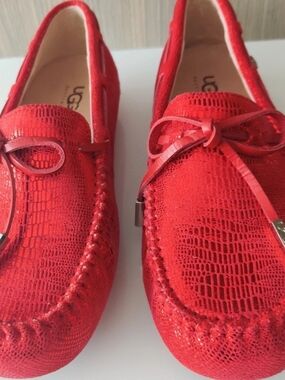 UGG Womens 6 Sparkling Red Moccasin Style Flats...New